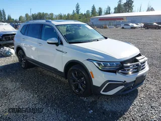 2024 Volkswagen Tiguan SE z VIN 3VVMB7AXXRM063988, wystawiony jako IAAI lot #42342674 z przebiegiem 9 890 mil mil oraz . Historia ofert i sprzedaży dostępna na DreamBid. Obrazek 1.