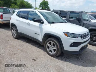 2023 Jeep Compass Latitude z VIN 3C4NJDBN5PT514975, wystawiony jako IAAI lot #42470040 z przebiegiem 88 313 mil mil oraz . Historia ofert i sprzedaży dostępna na DreamBid. Obrazek 1.
