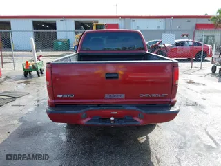 2000 Chevrolet S-10 LS with VIN 1GCCS1444YK167617, listed as a IAAI auction lot 41612272 with 115,900 mi miles. Bid and sale history available at carsss.com. Image 16.