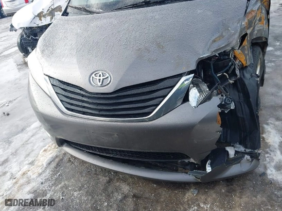 2011 Toyota Sienna LE AAS with VIN 5TDKK3DC8BS173595, listed as a IAAI auction lot 41497386 with 295,660 mi miles. Bid and sale history available at carsss.com. Image 12.