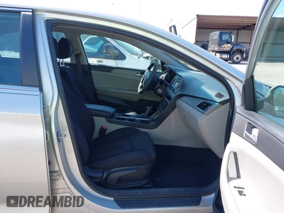 2015 Hyundai Sonata SE z VIN 5NPE24AFXFH167360, wystawiony jako IAAI lot #41959945 z przebiegiem 182 524 mil mil oraz . Historia ofert i sprzedaży dostępna na DreamBid. Obrazek 5.