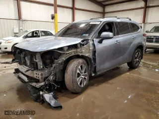 2022 Toyota Highlander XLE with VIN 5TDHZRBHXNS201361, listed as a Copart auction lot 88859475 with 45,942 mi miles and Salvage Title. Bid and sale history available at carsss.com. Image 1.