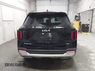 2024 Kia Sorento S z VIN 5XYRLDJC9RG261052, wystawiony jako IAAI lot #42282236 z przebiegiem 23 620 mil mil oraz . Historia ofert i sprzedaży dostępna na DreamBid. Obrazek 17.