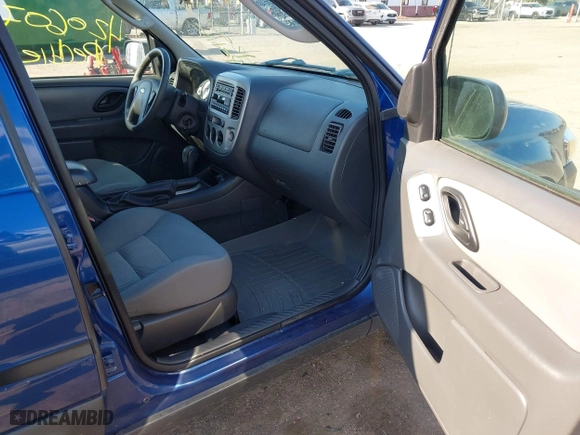 2007 Ford Escape XLT with VIN 1FMYU93137KA13657, listed as a IAAI auction lot 42060707 with 118,580 mi miles. Bid and sale history available at carsss.com. Image 5.