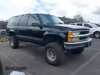 1999 Chevrolet Suburban with VIN 3GNFK16R6XG252736, listed as a IAAI auction lot 41897003 with 140,081 mi miles. Bid and sale history available at carsss.com. Image 1.