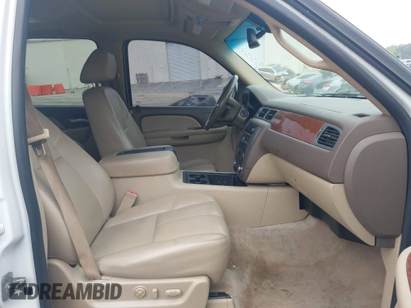 2008 GMC Yukon SLT w/4SB with VIN 1GKFC13088J194967, listed as a IAAI auction lot 41943330 with 258,953 mi miles. Bid and sale history available at carsss.com. Image 5.