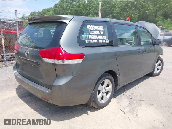 2012 Toyota Sienna z VIN 5TDZK3DC8CS274703, wystawiony jako IAAI lot #39643784 z przebiegiem 111 572 mil mil oraz . Historia ofert i sprzedaży dostępna na DreamBid. Obrazek 4.