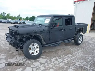 2021 Jeep Gladiator Sport S z VIN 1C6JJTAG9ML604950, wystawiony jako IAAI lot #39912720 z przebiegiem 34 640 mil mil oraz . Historia ofert i sprzedaży dostępna na DreamBid. Obrazek 2.