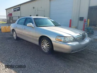 2004 Lincoln Town Car Signature with VIN 1LNHM81W54Y689027, listed as a IAAI auction lot 42812236 with 237,956 mi miles and . Bid and sale history available at DreamBid. Image 1.