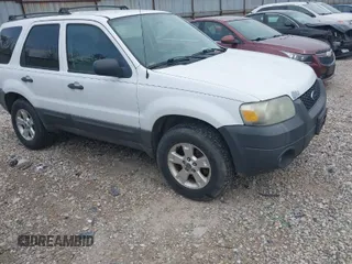 2007 Ford Escape XLT with VIN 1FMCU93187KA77607, listed as a IAAI auction lot 42023210 with 157,128 mi miles. Bid and sale history available at carsss.com. Image 1.