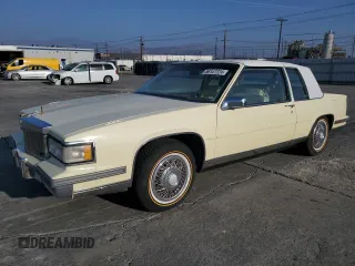 1987 Cadillac DeVille z VIN 1G6CD118XH4336337, wystawiony jako Copart lot #86147724 z przebiegiem 121 598 mil mil oraz Czysty tytuł • Clean title. Historia ofert i sprzedaży dostępna na DreamBid. Obrazek 1.