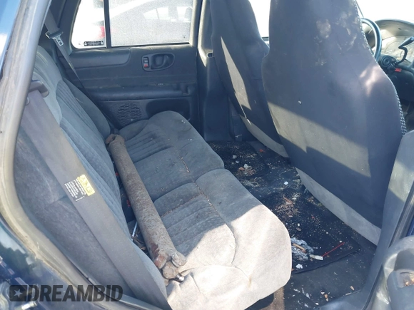 2002 Chevrolet Blazer LS z VIN 1GNDT13W82K183578, wystawiony jako IAAI lot #41349710 z przebiegiem Nie podano mil oraz . Historia ofert i sprzedaży dostępna na DreamBid. Obrazek 8.