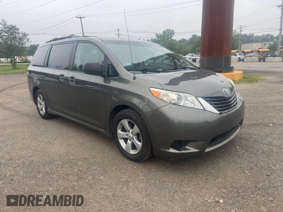 2013 Toyota Sienna LE AAS z VIN 5TDKK3DCXDS361554, wystawiony jako Copart lot #60774985 z przebiegiem 204 462 mil mil oraz Czysty tytuł • Clean title. Historia ofert i sprzedaży dostępna na DreamBid. Obrazek 1.