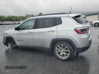 2024 Jeep Compass Latitude Lux z VIN 3C4NJDFN4RT134099, wystawiony jako Copart lot #58906095 z przebiegiem 4 257 mil mil oraz Szkoda całkowita • Salvage title. Historia ofert i sprzedaży dostępna na DreamBid. Obrazek 2.