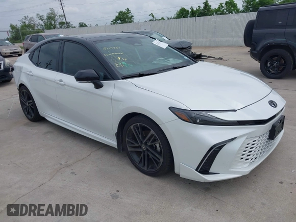 2025 Toyota Camry LE z VIN 4T1DAACK2SU016483, wystawiony jako IAAI lot #42123233 z przebiegiem 19 686 mil mil oraz . Historia ofert i sprzedaży dostępna na DreamBid. Obrazek 1.
