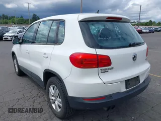 2012 Volkswagen Tiguan S z VIN WVGBV7AX8CW567505, wystawiony jako IAAI lot #42311708 z przebiegiem 127 566 mil mil oraz . Historia ofert i sprzedaży dostępna na DreamBid. Obrazek 3.
