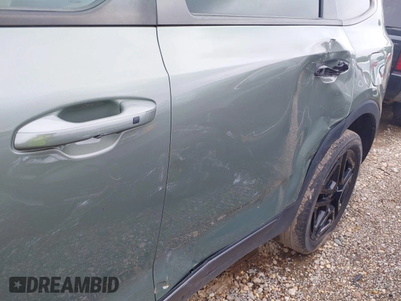 2023 Kia Telluride EX X-Line z VIN 5XYP3DGC8PG338845, wystawiony jako IAAI lot #41665367 z przebiegiem 63 595 mil mil oraz . Historia ofert i sprzedaży dostępna na DreamBid. Obrazek 18.