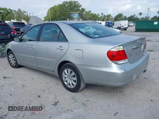 2005 Toyota Camry STD z VIN 4T1BE32K95U381773, wystawiony jako IAAI lot #42221291 z przebiegiem 93 224 mil mil oraz . Historia ofert i sprzedaży dostępna na DreamBid. Obrazek 3.