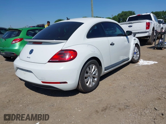 2018 Volkswagen Beetle S z VIN 3VWFD7AT4JM715004, wystawiony jako IAAI lot #41986453 z przebiegiem 76 130 mil mil oraz . Historia ofert i sprzedaży dostępna na DreamBid. Obrazek 4.
