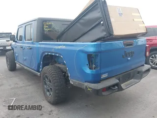 2023 Jeep Gladiator Sport S z VIN 1C6HJTAG6PL579136, wystawiony jako IAAI lot #41946641 z przebiegiem 14 856 mil mil oraz . Historia ofert i sprzedaży dostępna na DreamBid. Obrazek 3.
