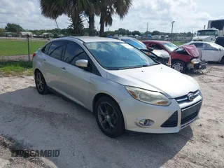 2013 Ford Focus SE z VIN 1FADP3F23DL211579, wystawiony jako IAAI lot #39671080 z przebiegiem 145 185 mil mil oraz . Historia ofert i sprzedaży dostępna na DreamBid. Obrazek 1.