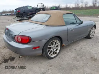 2002 Mazda MX-5 Miata Cloth z VIN JM1NB353X20227591, wystawiony jako IAAI lot #42066430 z przebiegiem 79 585 mil mil oraz . Historia ofert i sprzedaży dostępna na DreamBid. Obrazek 4.