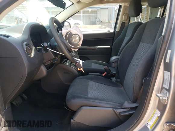 2016 Jeep Compass Sport z VIN 1C4NJDBB8GD631624, wystawiony jako Copart lot #61250695 z przebiegiem 124 133 mil mil oraz Szkoda całkowita • Salvage title. Historia ofert i sprzedaży dostępna na DreamBid. Obrazek 7.