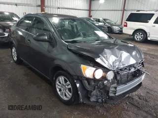 2016 Chevrolet Sonic LT z VIN 1G1JC5SH1G4150061, wystawiony jako IAAI lot #42255258 z przebiegiem 138 031 mil mil oraz . Historia ofert i sprzedaży dostępna na DreamBid. Obrazek 1.