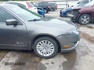 2012 Ford Fusion Hybrid z VIN 3FADP0L33CR289548, wystawiony jako IAAI lot #41905806 z przebiegiem 121 233 mil mil oraz . Historia ofert i sprzedaży dostępna na DreamBid. Obrazek 18.