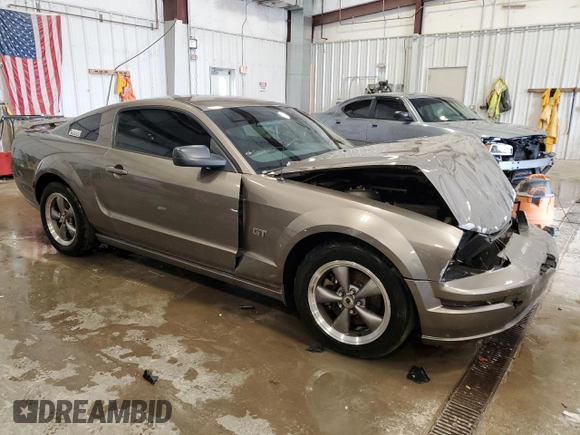 2005 Ford Mustang GT Deluxe z VIN 1ZVHT82H555100792, wystawiony jako Copart lot #57918045 z przebiegiem 130 677 mil mil oraz Czysty tytuł • Clean title. Historia ofert i sprzedaży dostępna na DreamBid. Obrazek 4.