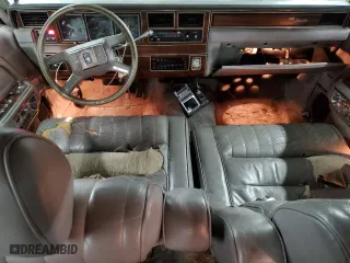 1988 Lincoln Town Car with VIN 1LNBM81F2JY843033, listed as a Copart auction lot 82252834 with 32,269 mi miles and Clean Title. Bid and sale history available at carsss.com. Image 8.