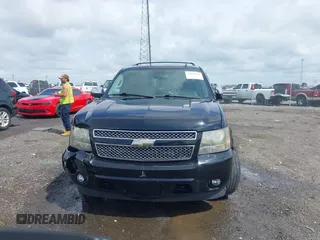 2009 Chevrolet Tahoe LTZ z VIN 1GNFK33059R297641, wystawiony jako IAAI lot #42099230 z przebiegiem 226 402 mil mil oraz . Historia ofert i sprzedaży dostępna na DreamBid. Obrazek 12.