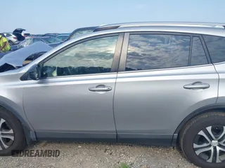 2018 Toyota RAV4 LE z VIN JTMBFREV7JJ250802, wystawiony jako IAAI lot #42578008 z przebiegiem 145 952 mil mil oraz . Historia ofert i sprzedaży dostępna na DreamBid. Obrazek 15.