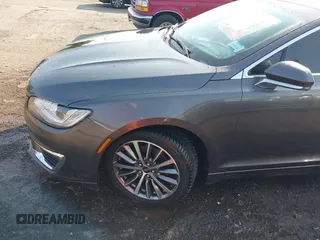 2017 Lincoln MKZ Select z VIN 3LN6L5D98HR613305, wystawiony jako IAAI lot #42400840 z przebiegiem 81 659 mil mil oraz . Historia ofert i sprzedaży dostępna na DreamBid. Obrazek 6.