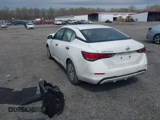 2024 Nissan Sentra S z VIN 3N1AB8BV4RY272627, wystawiony jako IAAI lot #41966596 z przebiegiem 32 827 mil mil oraz . Historia ofert i sprzedaży dostępna na DreamBid. Obrazek 3.