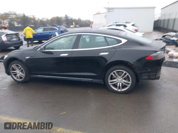 2013 Tesla Model S с VIN 5YJSA1CN0DFP20408, выставлен на аукционе IAAI как лот 41524470 с пробегом Не указан миль и . История ставок и продаж доступна на DreamBid. Изображение 15.