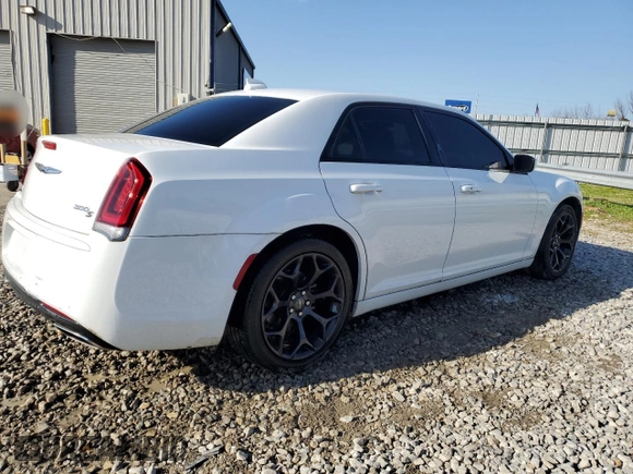 2020 Chrysler 300 S z VIN 2C3CCABG1LH145752, wystawiony jako Copart lot #48786265 z przebiegiem 51 832 mil mil oraz Czysty tytuł • Clean title. Historia ofert i sprzedaży dostępna na DreamBid. Obrazek 3.