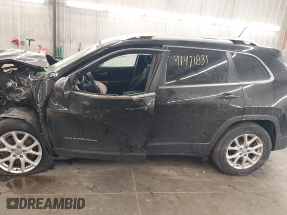 2018 Jeep Cherokee Latitude z VIN 1C4PJMCB9JD572453, wystawiony jako IAAI lot #41471831 z przebiegiem 68 634 mil mil oraz . Historia ofert i sprzedaży dostępna na DreamBid. Obrazek 15.