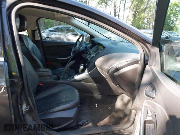 2014 Ford Focus Titanium z VIN 1FADP3N28EL166187, wystawiony jako IAAI lot #42553868 z przebiegiem 189 470 mil mil oraz . Historia ofert i sprzedaży dostępna na DreamBid. Obrazek 5.