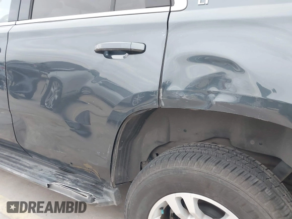 2019 Chevrolet Tahoe LT z VIN 1GNSCBKC8KR366460, wystawiony jako IAAI lot #41384327 z przebiegiem 76 861 mil mil oraz . Historia ofert i sprzedaży dostępna na DreamBid. Obrazek 19.