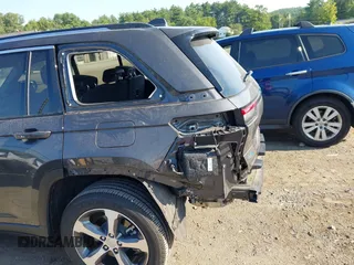 2023 Jeep Grand Cherokee z VIN 1C4RJYB69PC582211, wystawiony jako IAAI lot #40186115 z przebiegiem 3 119 mil mil oraz . Historia ofert i sprzedaży dostępna na DreamBid. Obrazek 20.