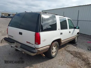 1997 GMC Yukon with VIN 1GKEC13R8VJ761054, listed as a IAAI auction lot 40070531 with 237,043 mi miles. Bid and sale history available at carsss.com. Image 4.