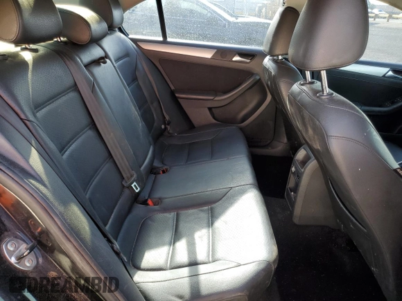 2014 Volkswagen Jetta SE z VIN 3VWD07AJ3EM354078, wystawiony jako Copart lot #63523535 z przebiegiem 137 118 mil mil oraz Czysty tytuł • Clean title. Historia ofert i sprzedaży dostępna na DreamBid. Obrazek 10.