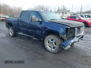 2011 GMC Sierra 2500HD SLT z VIN 1GT121C80BF217408, wystawiony jako IAAI lot #41642365 z przebiegiem 201 375 mil mil oraz . Historia ofert i sprzedaży dostępna na DreamBid. Obrazek 1.
