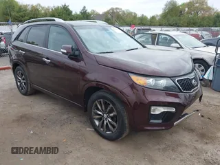 2013 Kia Sorento SX z VIN 5XYKW4A2XDG311577, wystawiony jako IAAI lot #42210698 z przebiegiem 152 599 mil mil oraz . Historia ofert i sprzedaży dostępna na DreamBid. Obrazek 1.