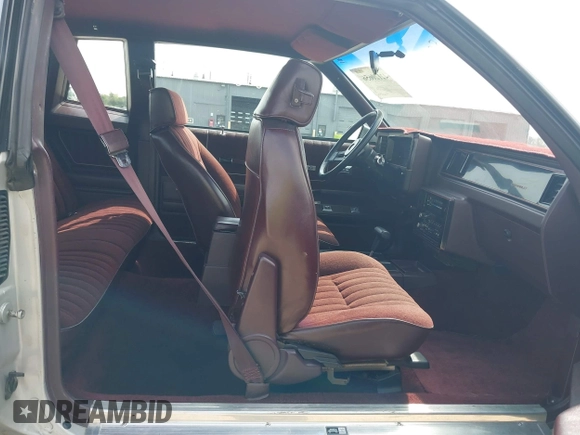 1986 Chevrolet Monte Carlo Sport с VIN 1G1GZ37G2GR208467, выставлен на аукционе IAAI как лот 42120656 с пробегом Не указан миль и . История ставок и продаж доступна на DreamBid. Изображение 8.