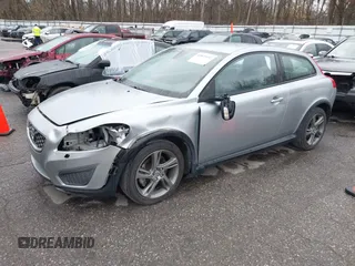 2013 Volvo C30 T5 z VIN YV1672MK7D2305755, wystawiony jako IAAI lot #40835932 z przebiegiem 93 975 mil mil oraz . Historia ofert i sprzedaży dostępna na DreamBid. Obrazek 18.