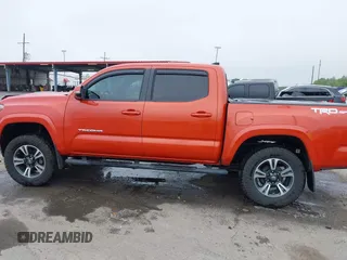 2017 Toyota Tacoma SR5 z VIN 5TFAZ5CN3HX050456, wystawiony jako IAAI lot #41919025 z przebiegiem 131 562 mil mil oraz . Historia ofert i sprzedaży dostępna na DreamBid. Obrazek 14.