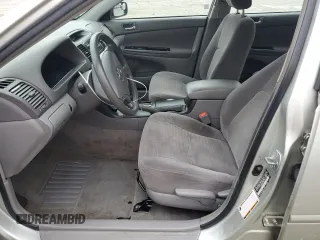 2006 Toyota Camry STD z VIN JTDBE32K563064598, wystawiony jako Copart lot #57246285 z przebiegiem 112 093 mil mil oraz Czysty tytuł • Clean title. Historia ofert i sprzedaży dostępna na DreamBid. Obrazek 7.
