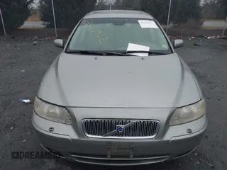 2006 Volvo V70 2.4L with VIN YV1SW640X62590834, listed as a IAAI auction lot 41113922 with 253,254 mi miles. Bid and sale history available at carsss.com. Image 12.